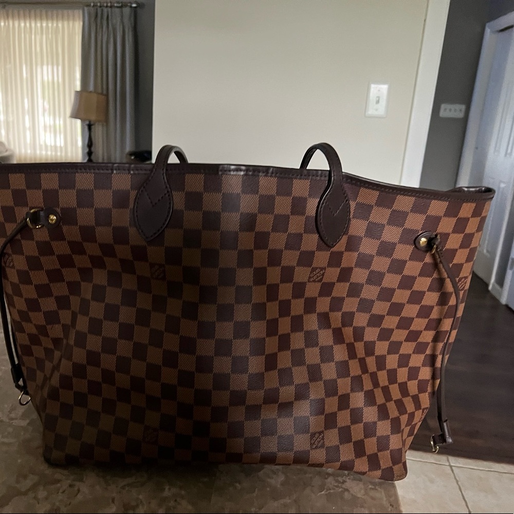 I am selling a Louis Vuitton handbag. It is The Neverfull GM.